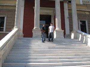 Students on steps of University