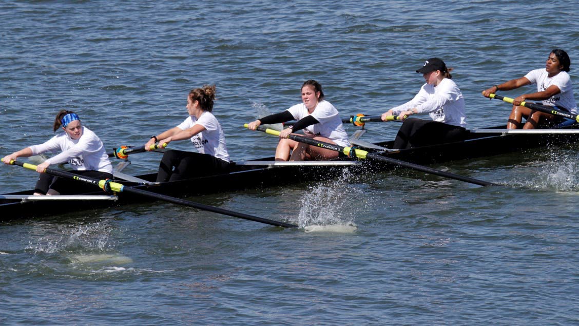 women rowing 
