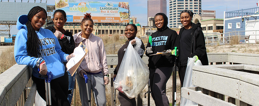 Students cleaning up beach