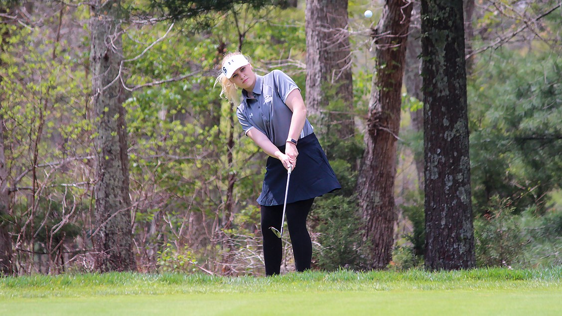 woman golfing