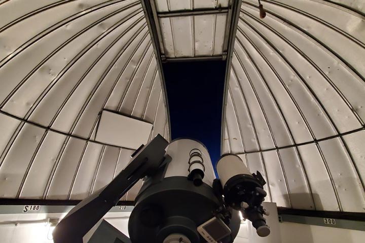 Opening in observatory roof